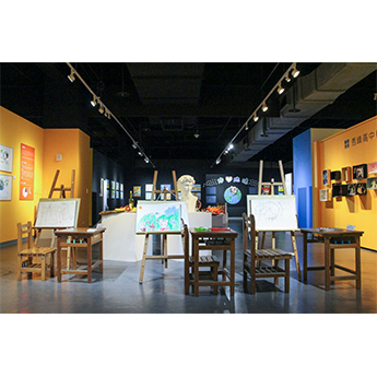 汐止展覽-美術教室情境區提供民眾 體驗上美術課的實況感受